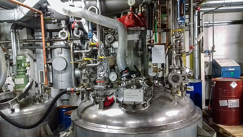 Reaktor mit Steigrohr und Kühler